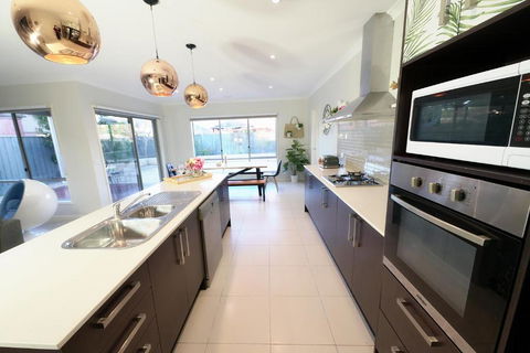 Designer Decor Home With 8Beds At Williams Landing - C Tourism 4