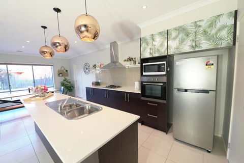 Designer Decor Home With 8Beds At Williams Landing - C Tourism 2