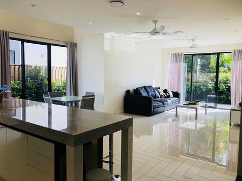 3 Bedroom Executive Luxury Beachside Townhouse - C Tourism 0