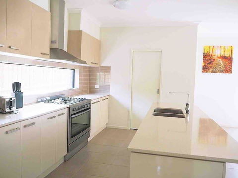 4 Bed 2 And A Half Bath Luxury Villa In Point Cook - C Tourism 2