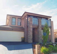 4 Bed 2 And A Half Bath Luxury Villa in Point Cook - C Tourism
