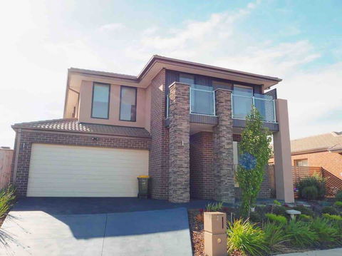 4 Bed 2 And A Half Bath Luxury Villa In Point Cook - C Tourism 0
