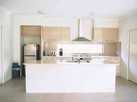 4 Bed 2 And A Half Bath Luxury Villa In Point Cook - C Tourism 1