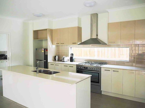 4 Bed 2 And A Half Bath Luxury Villa In Point Cook - C Tourism 3
