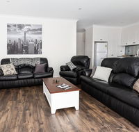 4 Bedroom Inner City Townhouse - SLEEPS 9  - C Tourism