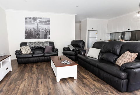 4 Bedroom Inner City Townhouse - SLEEPS 9 !! - C Tourism 0
