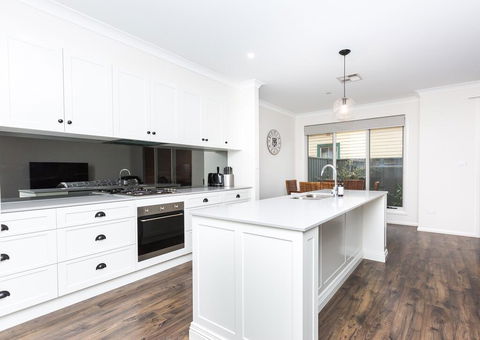4 Bedroom Inner City Townhouse - SLEEPS 9 !! - C Tourism 1