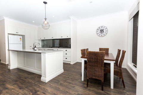 4 Bedroom Inner City Townhouse - SLEEPS 9 !! - C Tourism 3