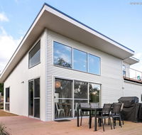 4 king or 8 single beds WiFi Netflix pet friendly - C Tourism
