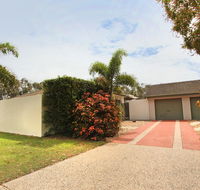 6 Petrie Ave Marcoola Pet Friendly Linen supplied - C Tourism