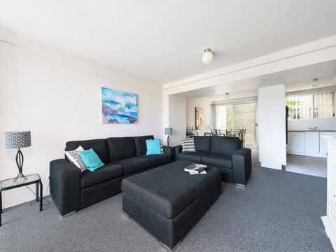 9 Cirrus @ Fingal Bay - C Tourism 1