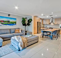 Adelaide 4 Bedroom House with Pool - C Tourism