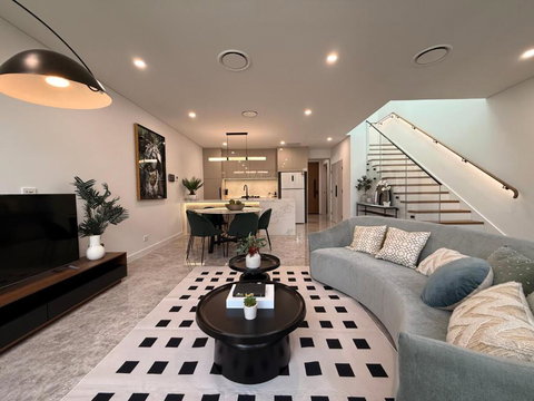 Eastgardens 4Bed 3Bath Brand New Townhouse 2 Car - C Tourism 4