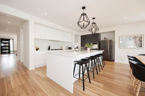 EDEN Spacious Torquay Family Escape - C Tourism 4