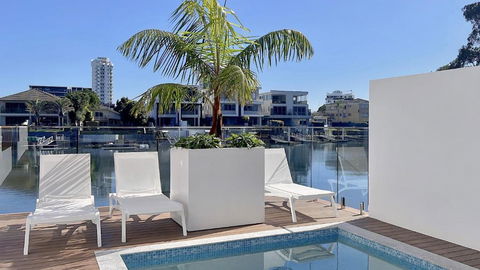 E.S. Surfers Paradise - C Tourism 0