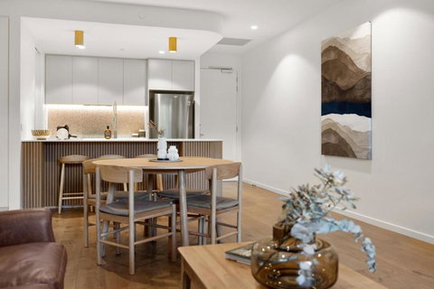 Elegant 2-Bed Urban Retreat With Outdoor Dining - C Tourism 2