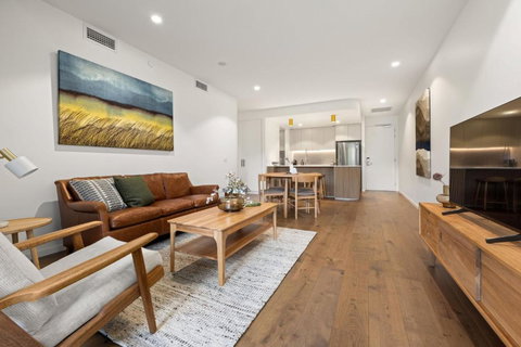 Elegant 2-Bed Urban Retreat With Outdoor Dining - C Tourism 1