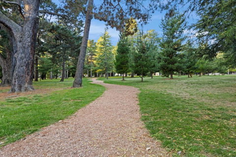 Elegant 2-Bed Urban Retreat With Outdoor Dining - C Tourism 4