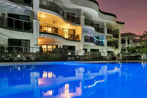 Elegant 3BR Cairns Esplanade Apartment With Pool - C Tourism 1