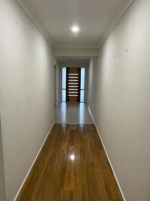 Elegant Master Bedroom With Private Bathroom - C Tourism 3