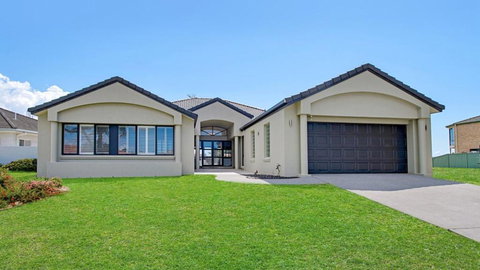 FLOATING ON THE CANALS - 80 COMMODORE CRES - C Tourism 0