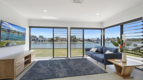 FLOATING ON THE CANALS - 80 COMMODORE CRES - C Tourism 2