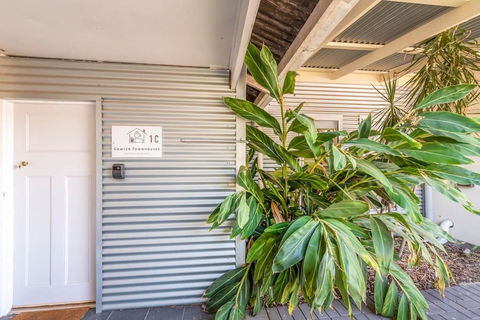 Gawler Townhouses 1C , 1 Queen Bed - C Tourism 3