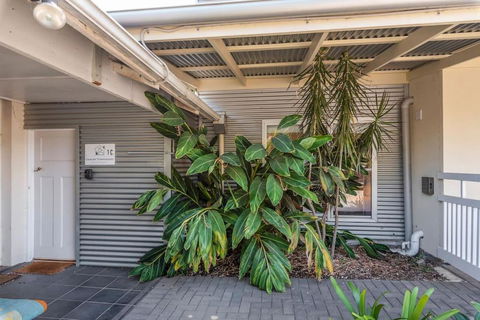 Gawler Townhouses 1C , 1 Queen Bed - C Tourism 2