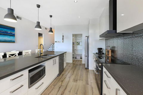 GEORGE8- THE ULTIMATE, FAMILY BEACH HOUSE! - C Tourism 4