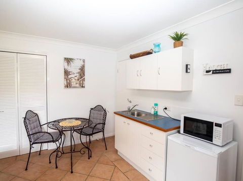 GORGEOUS STUDIO + 100M TO BEACH + POOL - C Tourism 2