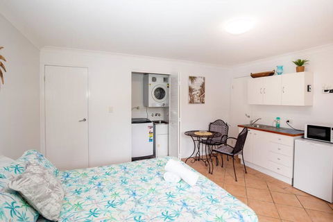 GORGEOUS STUDIO + 100M TO BEACH + POOL - C Tourism 4