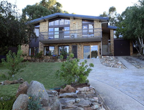 Alpine Apartment - Great Location With Views Of Lake Jindabyne - C Tourism 0