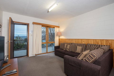 Alpine Apartment - Great Location With Views Of Lake Jindabyne - C Tourism 1