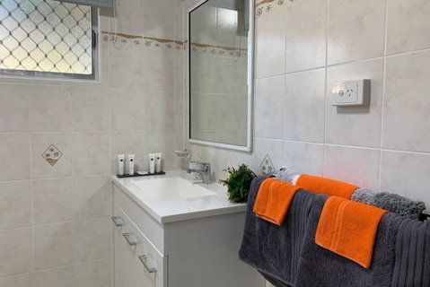 Andergrove Home With A Garden View-Wi-fi & Netflix - C Tourism 1