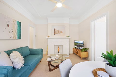 Art Deco Apartment Steps From Harbour And Beach - C Tourism 3