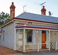 Art on Attfield - cute heritage 1 bedroom stone cottage - C Tourism