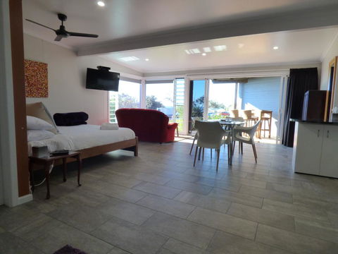 ArtHOUSE Beachfront Accommodation - C Tourism 3