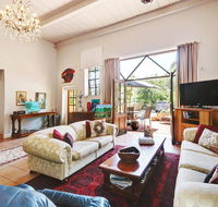 Arty Warehouse Apartment - stroll to South beach - C Tourism