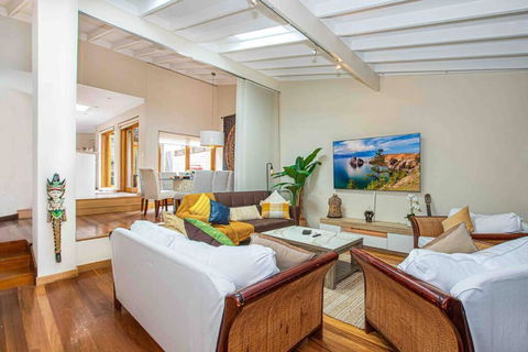 Luxury Retreat Home - 4bed House W/Parking - Mins From CBD - C Tourism 0