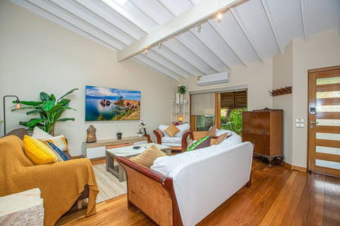 Luxury Retreat Home - 4bed House W/Parking - Mins From CBD - C Tourism 2