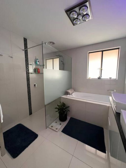 Modern Light Filled Home Near Beaches - C Tourism 1