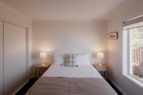 Modern Refurbished Unit In Charming Bellerive - C Tourism 3