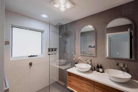 Modern Refurbished Unit In Charming Bellerive - C Tourism 1