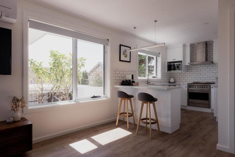 Modern Refurbished Unit In Charming Bellerive - C Tourism 0
