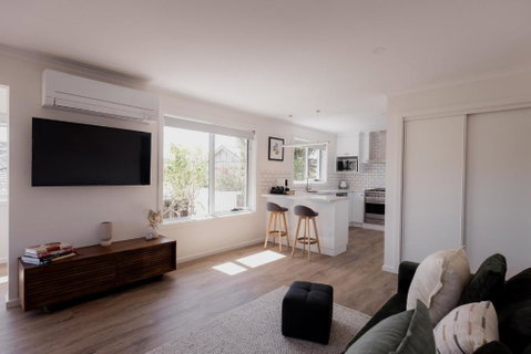 Modern Refurbished Unit In Charming Bellerive - C Tourism 2