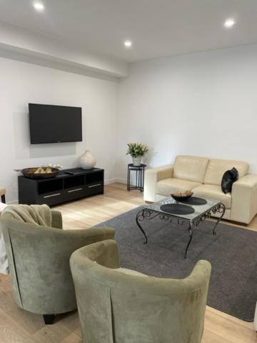 Modern Home, Close To Train, 17k CBD - C Tourism 1