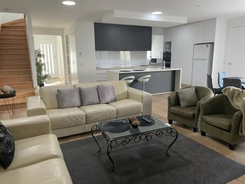 Modern Home, Close To Train, 17k CBD - C Tourism 0