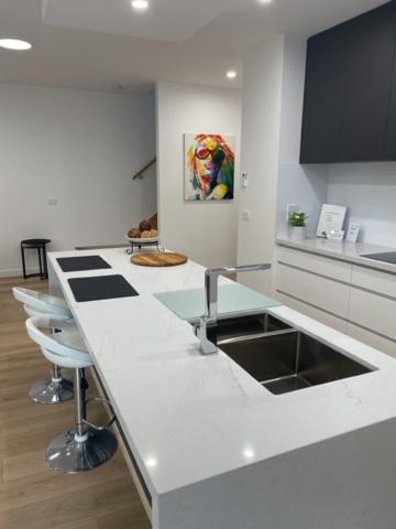 Modern Home, Close To Train, 17k CBD - C Tourism 3