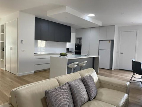 Modern Home, Close To Train, 17k CBD - C Tourism 2