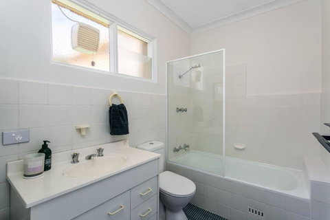 MOS17 - 1 Bedroom W Views-Mosman - C Tourism 1